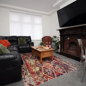  Guest house Royal Oak House By Ty Sa - 5 Bedroom House United Kingdom